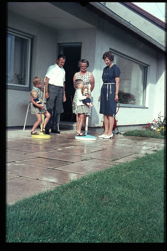 15.Neubiberg jun 1966 Ernst,Rita,Mama,Brigitte,Marion.JPG